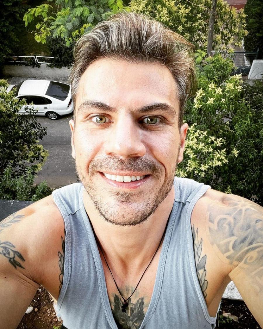 Άκης Πετρετζίκης: Το καινούργιο κούρεμα του χαζομπαμπά Άκη και η ατάκα για τον γιο του