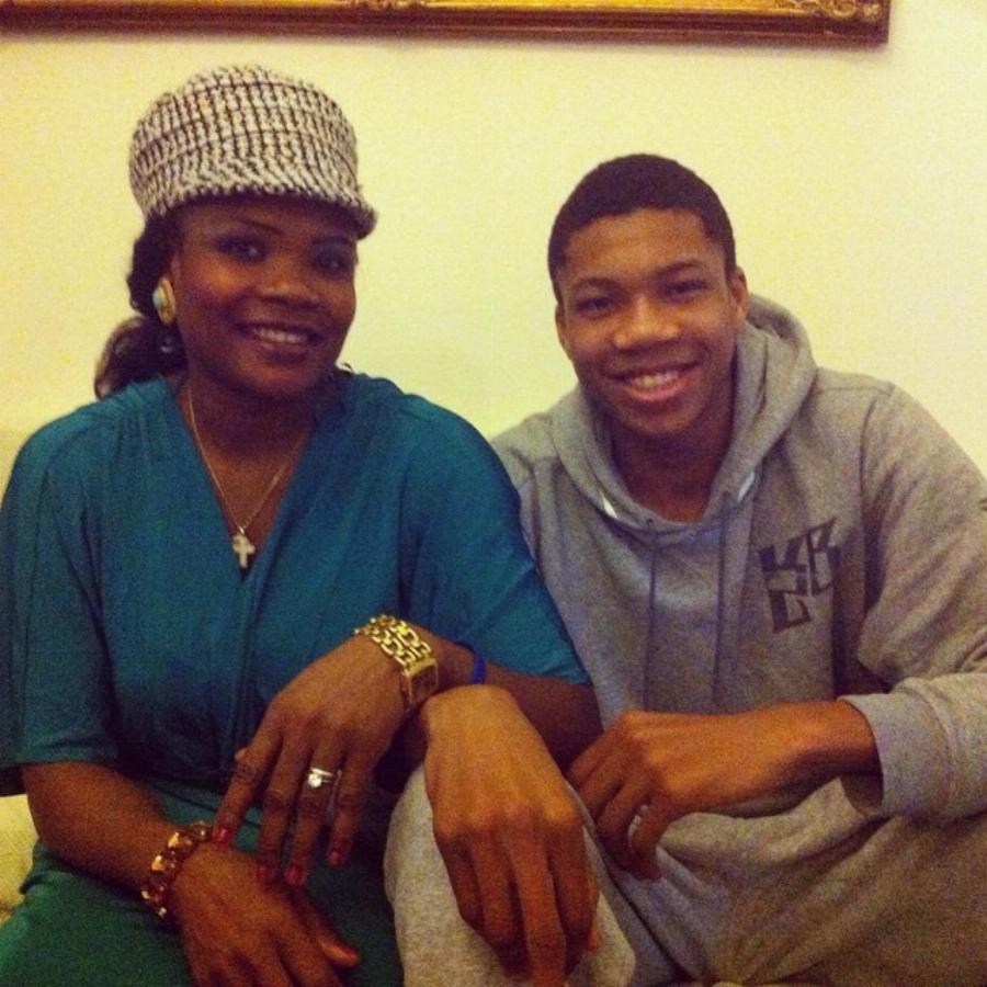 Μητέρα Αντετοκούνμπο: Από την απόλυτη φτώχεια μέχρι σήμερα τίποτα δεν αλλοίωσε τη ζωή της