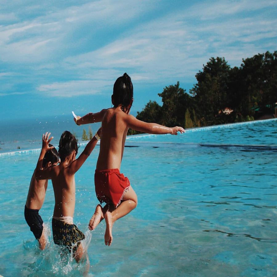 Μπουνιές για τις τσιρίδες στην παραλία-γονείς πιάστηκαν στα χέρια