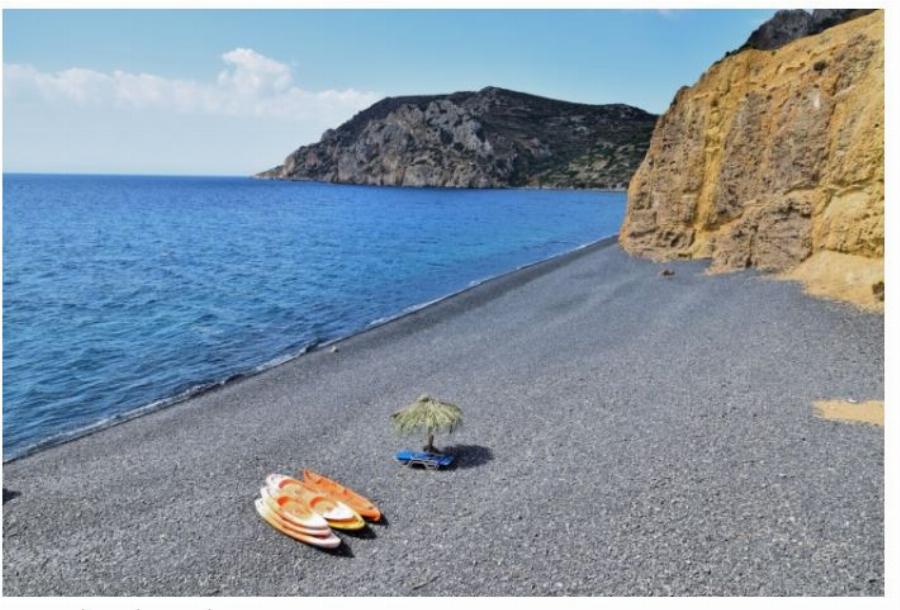 Η “μαύρη” παραλία της Ελλάδας που όμοια της δεν υπάρχει πουθενά αλλού