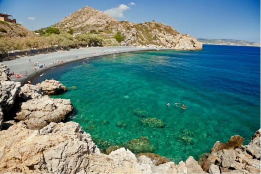 Η “μαύρη” παραλία της Ελλάδας που όμοια της δεν υπάρχει πουθενά αλλού