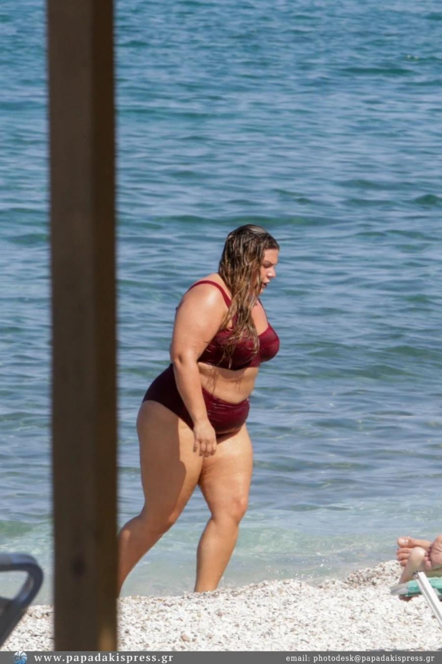 Δανάη Μπάρκα: Ποζάρει ακομπλεξάριστη με μαγιό σε νέες φωτογραφίες