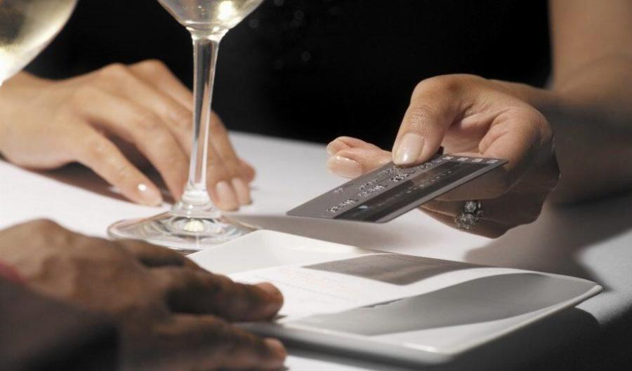 Ελίνα: «Βγαίνω με κάποιον και μου ζητάει να πληρώνω πάντα τα μισά. Μήπως είναι καβουρότσεπος;»