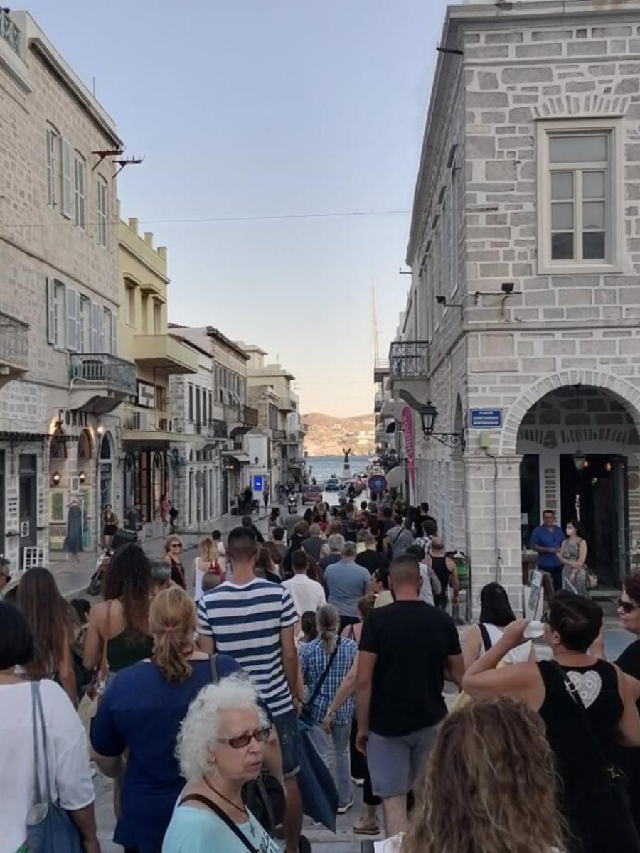 Ελλάδα: Τεράστια συμμετοχή στις συγκεντρώσεις κατά του υποχρεωτικού εμβολιασμού και των  μέτρων