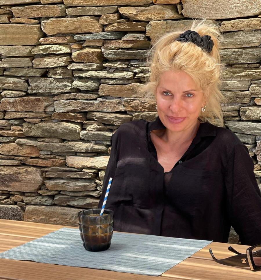 Πιο όμορφη και φυσική από ποτέ: Η Ελένη Μενεγάκη ποζάρει αρετουσάριστη στην αυλή της στα Άχλα