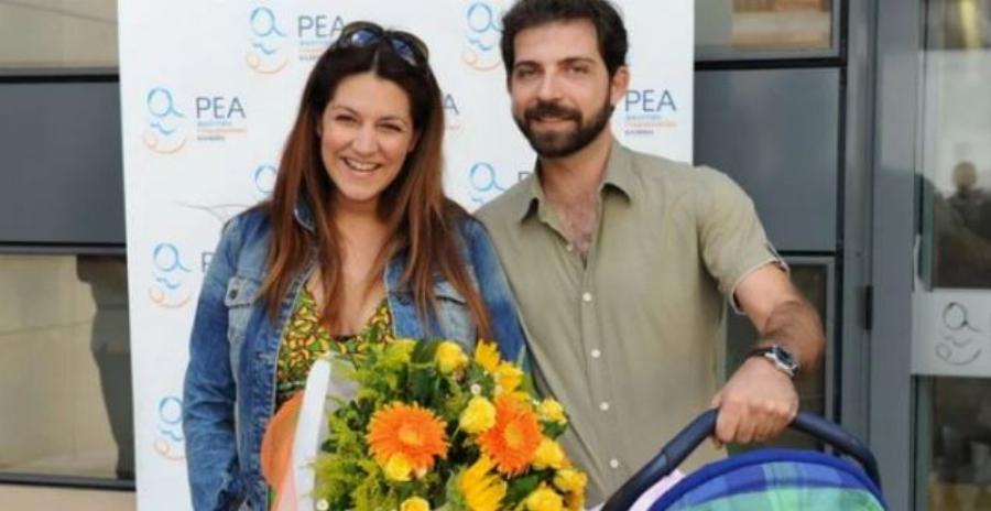 Οχτώ διάσημοι Έλληνες που ερωτεύτηκαν θαυμαστές τους και τελικά τους παντρεύτηκαν