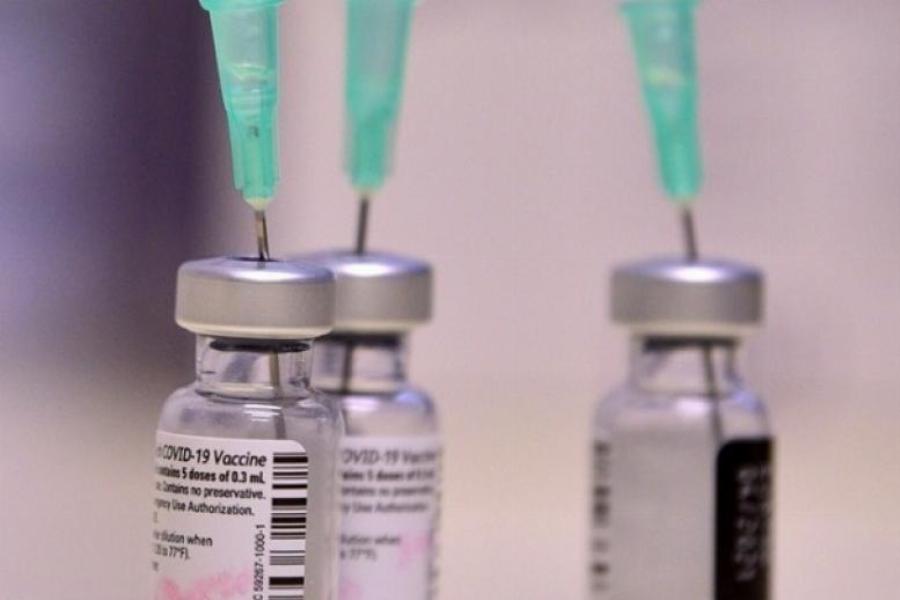 Ράβδοι χρυσού, χρήματα και δωρεάν σπίτια: Τα κίνητρα στις εκστρατείες εμβολιασμών για να πειστούν οι αρνητές