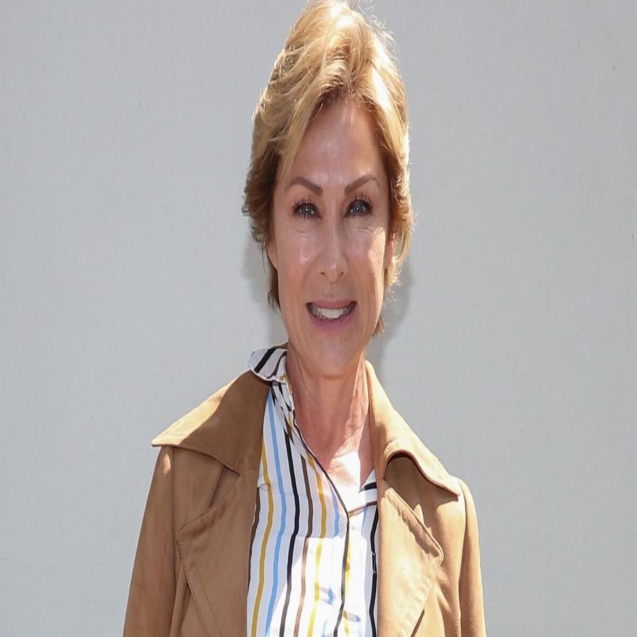 Εσμεράλντα: Η κούκλα πρωταγωνίστρια παραμένει εντυπωσιακή στα 53 της