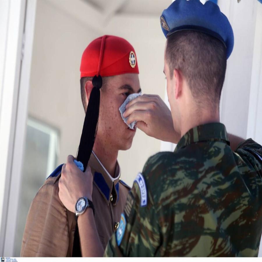 Εύζωνες: Πώς αντέχουν στον καύσωνα; Η σκληρή εκπαίδευση, η συγκέντρωση, η τιμή και η περηφάνια