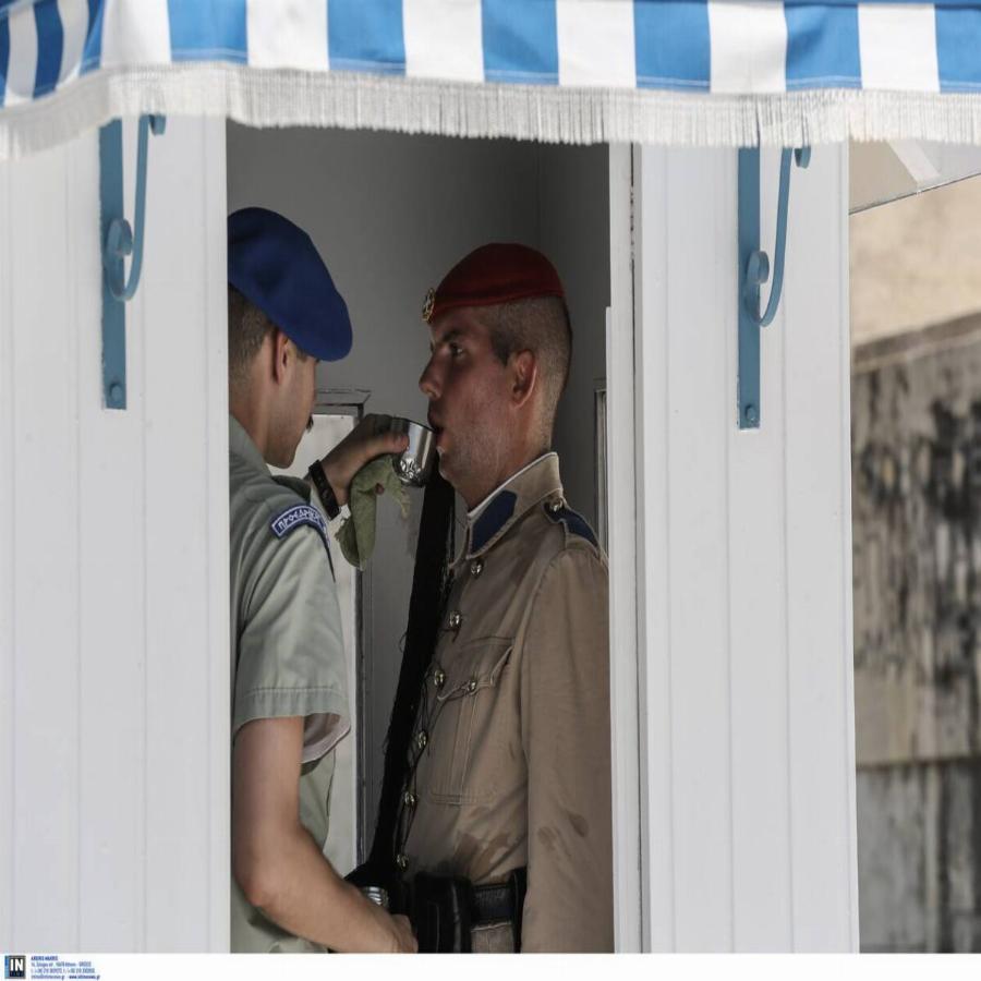 Εύζωνες: Πώς αντέχουν στον καύσωνα; Η σκληρή εκπαίδευση, η συγκέντρωση, η τιμή και η περηφάνια