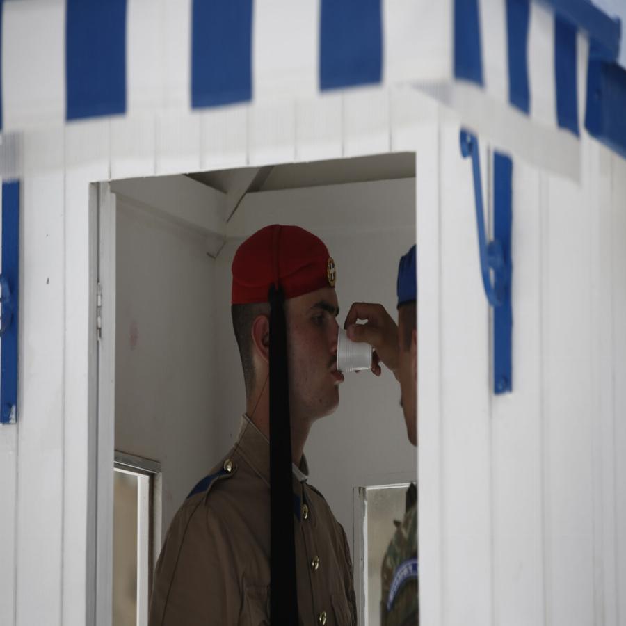 Οι Εύζωνες του καύσωνα: Οι στιγμές που σκουπίζουν τον ιδρώτα από τα παλικάρια μας