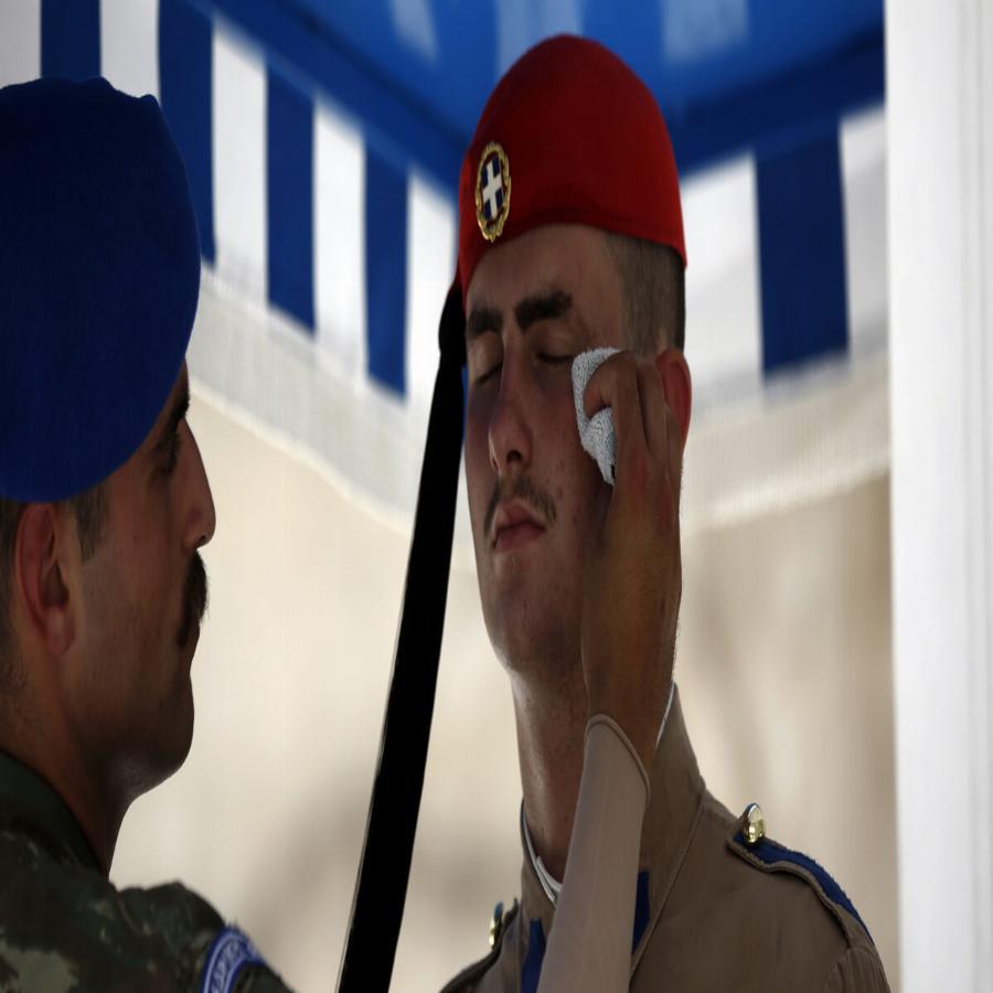 Οι Εύζωνες του καύσωνα: Οι στιγμές που σκουπίζουν τον ιδρώτα από τα παλικάρια μας