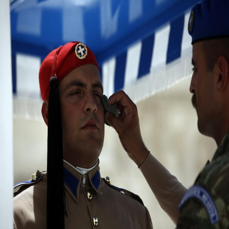 Οι Εύζωνες του καύσωνα: Οι στιγμές που σκουπίζουν τον ιδρώτα από τα παλικάρια μας