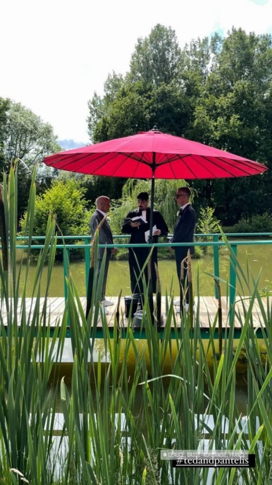 Γνωστός Έλληνας γιατρός παντρεύτηκε τον σύντροφό του στην Γαλλία και ακολούθησε γαμήλιο γλέντι με συρτάκι