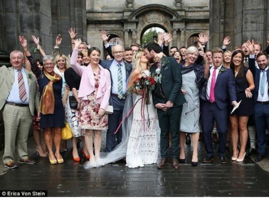 Πανέμορφη νύφη ξόδεψε μόνο 68 ευρώ για το νυφικό της 1.140 ευρώ για ολόκληρο τον γάμο των ονείρων της