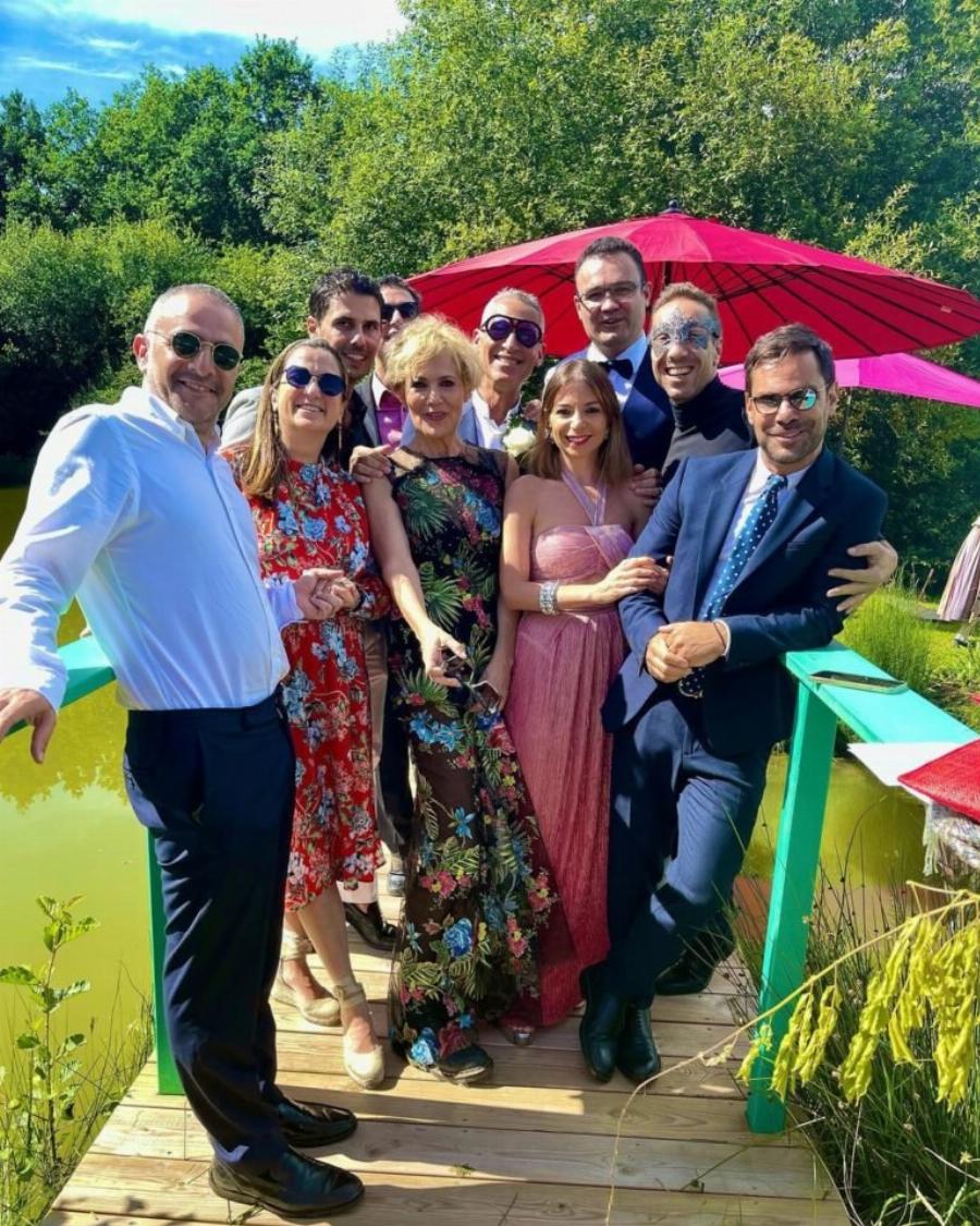 Γνωστός Έλληνας γιατρός παντρεύτηκε τον σύντροφό του στην Γαλλία και ακολούθησε γαμήλιο γλέντι με συρτάκι