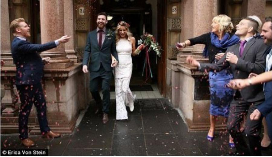 Πανέμορφη νύφη ξόδεψε μόνο 68 ευρώ για το νυφικό της 1.140 ευρώ για ολόκληρο τον γάμο των ονείρων της