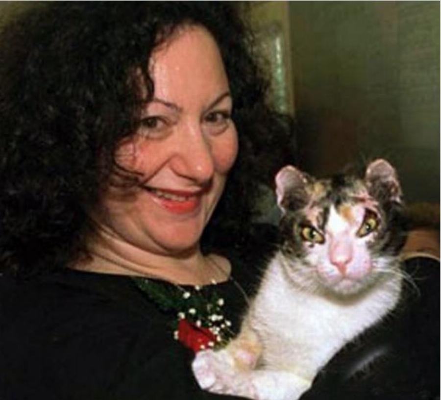 Ηρωίδα γάτα: Βούτηξε 5 φορές στις φλόγες και έσωσε τα μικρά της από τη φωτιά