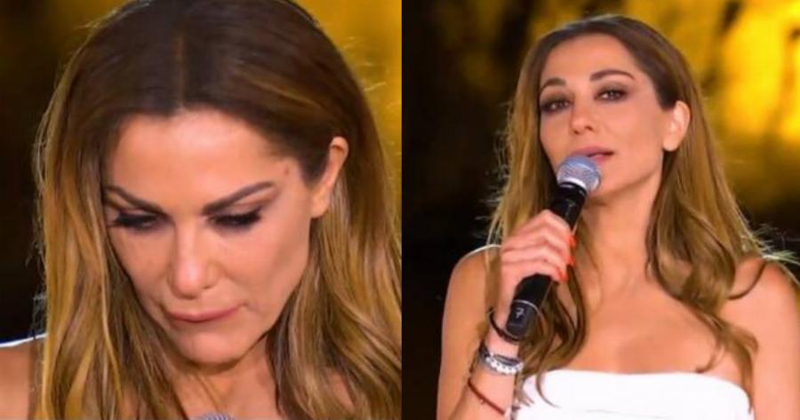 Δέσποινα Βανδή: Το στιγμιότυπο με βουρκωμένα μάτια και ο αναστεναγμός στο live της που λίγοι παρατήρησαν