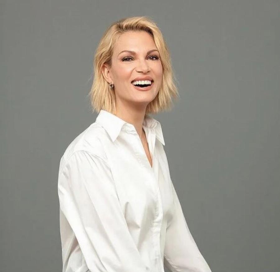 Ταιριάζει σε κάθε γύναικα:  10 διάσημες Ελληνίδες που έκοψαν καρέ τα μαλλιά τους