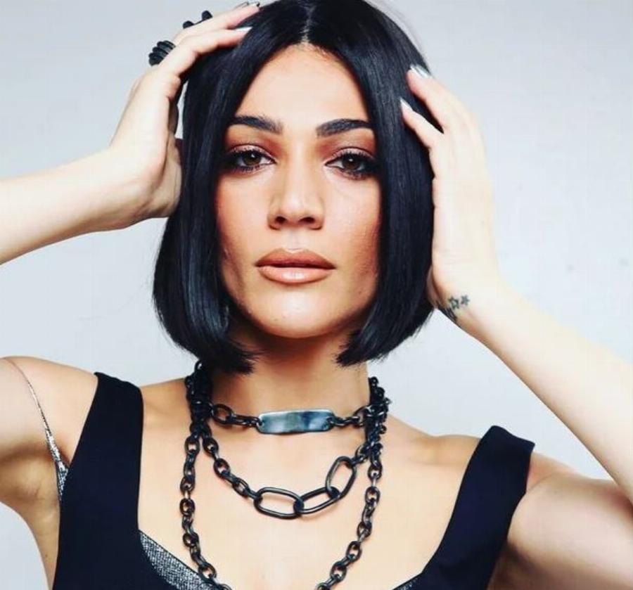 Ταιριάζει σε κάθε γύναικα:  10 διάσημες Ελληνίδες που έκοψαν καρέ τα μαλλιά τους