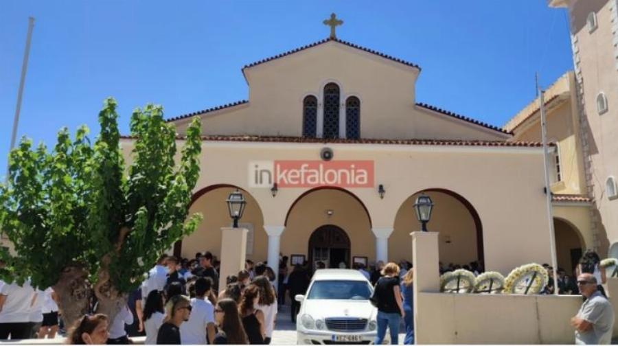 Σκηνές Αρχαίας τραγωδίας στην Κεφαλονιά: Το τελευταίο αντίο στη 16χρονη Ελευθερία