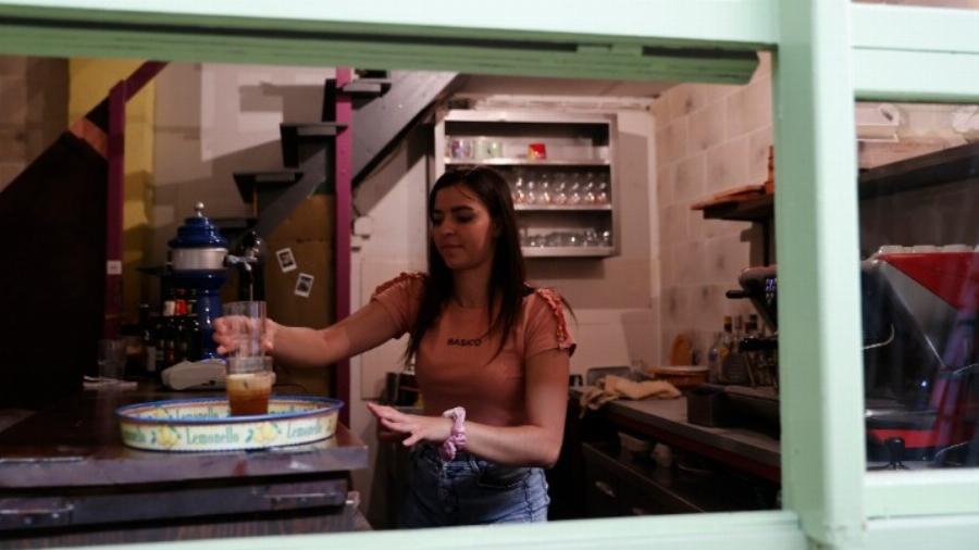 Θεσσαλονίκη: Η πρώτη καφετέρια που προωθεί τη νοηματική γλώσσα και έχει κωφούς σερβιτόρους