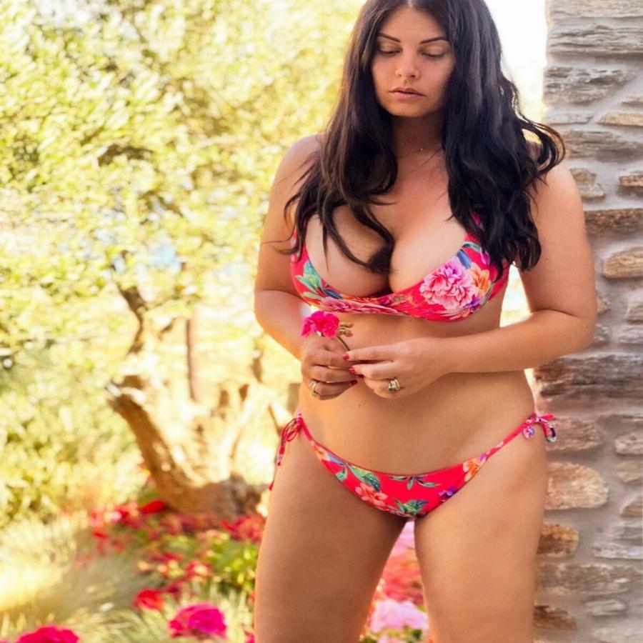 Διάσημες Ελληνίδες με μαγιό: 16 κομψές κυρίες ποζάρουν με νάζι στο φακό