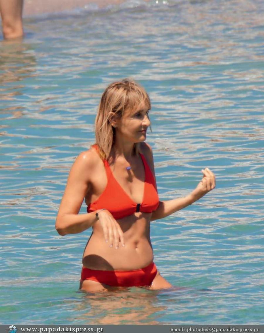 Κούκλα στα 56 της η Μάρα Ζαχαρέα – Αναλογίες μοντέλου της παρουσιάστριας φορώντας μπικίνι