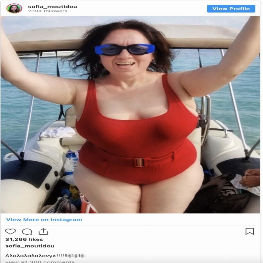 Σοφία Μουτίδου: Ξαναχτυπά με ολόσωμη φωτογραφία με κόκκινο μαγιό από τις διακοπές της