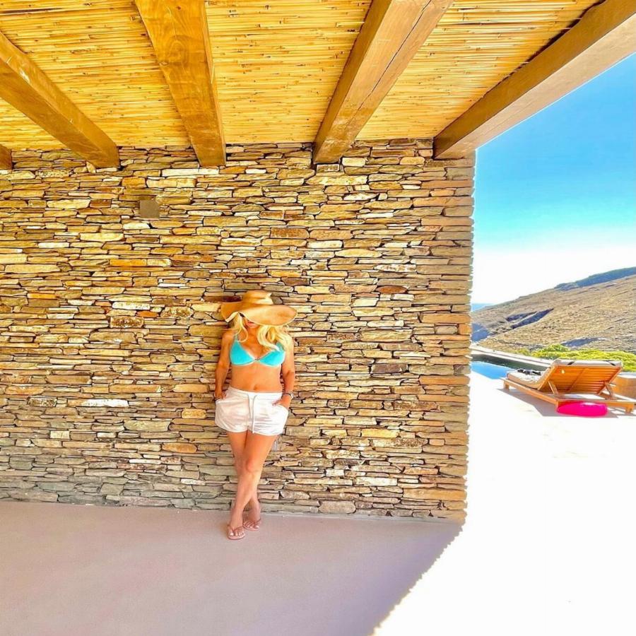 Ελένη Μενεγάκη: Η αρετουσάριστη φωτογραφία με μαγιό και το κορμί όνειρο στα 51 της