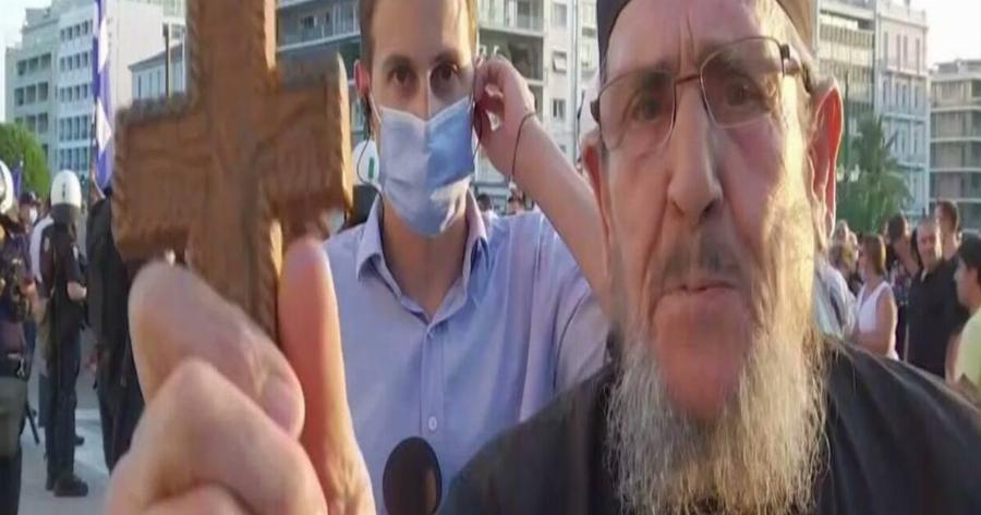 Συγκέντρωση κατά των εμβολιασμών: Ένταση με το συνεργείο του ΣΚΑΪ – «Είστε προδότες»