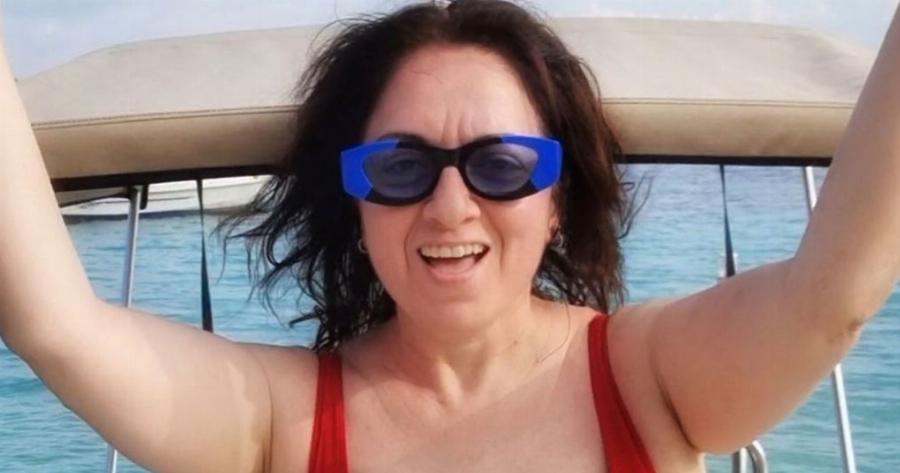 Σοφία Μουτίδου: Ξαναχτυπά με ολόσωμη φωτογραφία με κόκκινο μαγιό από τις διακοπές της