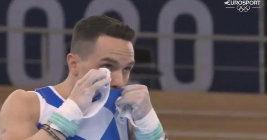 Η στιγμή που ο Λευτέρης Πετρούνιας φιλάει το εθνόσημο στο στήθος σε βίντεο που δεν έδειξε η ΕΡΤ