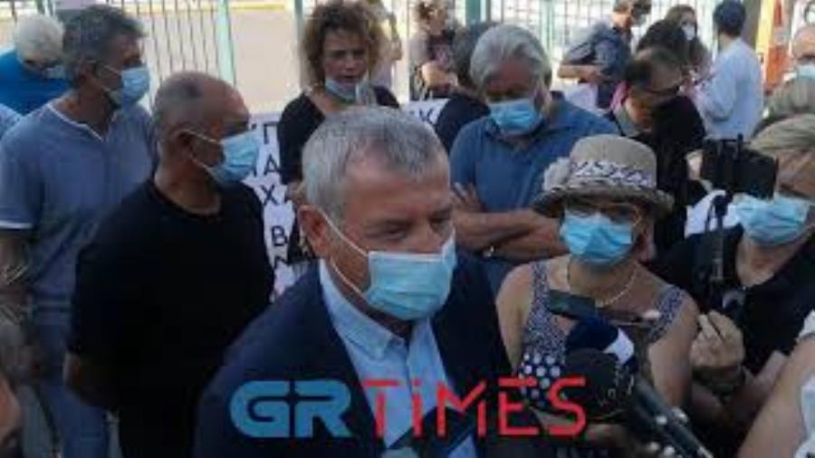 «Έχω πέντε παιδιά – Μας πετάνε στους δρόμους»! Ένταση στο ΑΧΕΠΑ από υγειονομικούς για τα υποχρεωτικά εμβόλια