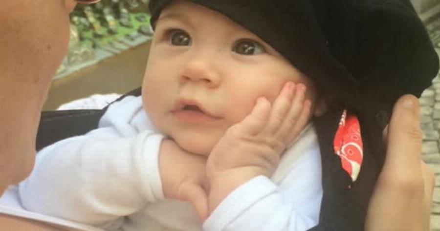 Το βλέμμα της αγάπης: Μωρό ακούει τη μαμά του να τραγουδάει και λιώνει