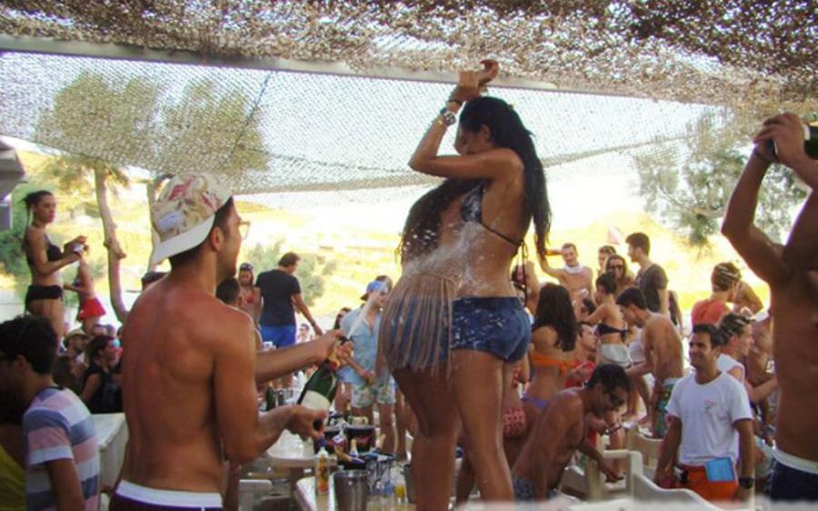 Δεν θα πιστεύετε στα μάτια σας όταν δείτε τον τρόπο που βρήκαν τουρίστες για να διασκεδάσουν στη Μύκονο