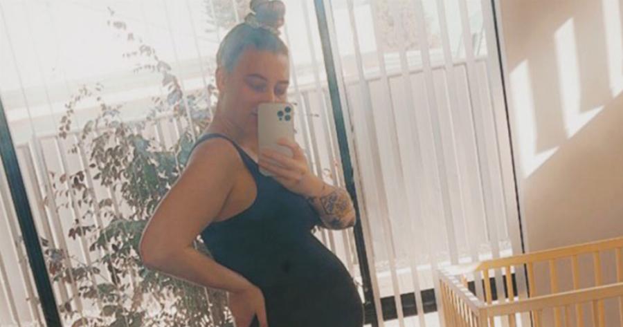 Έγκυος κομμώτρια δηλώνει πως δεν θα κουρεύει εμβολιασμένους πελάτες