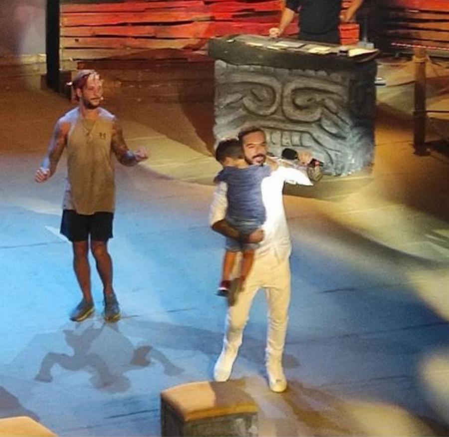 Επική στιγμή στον τελικό του Survivor: Όταν ο γιος του Τριαντάφυλλου τραγούδησε το «Σπάω τα ρολόγια!»