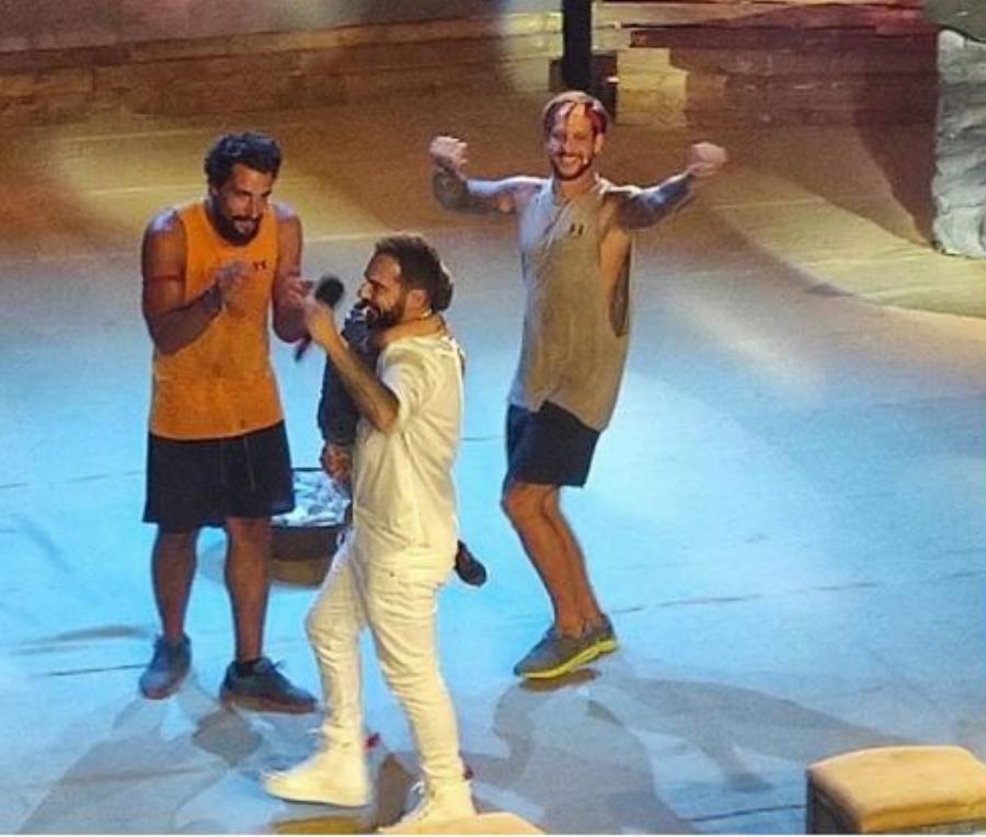 Επική στιγμή στον τελικό του Survivor: Όταν ο γιος του Τριαντάφυλλου τραγούδησε το «Σπάω τα ρολόγια!»