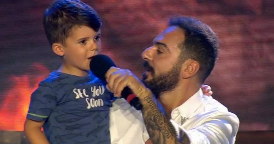 Επική στιγμή στον τελικό του Survivor: Όταν ο γιος του Τριαντάφυλλου τραγούδησε το «Σπάω τα ρολόγια!»