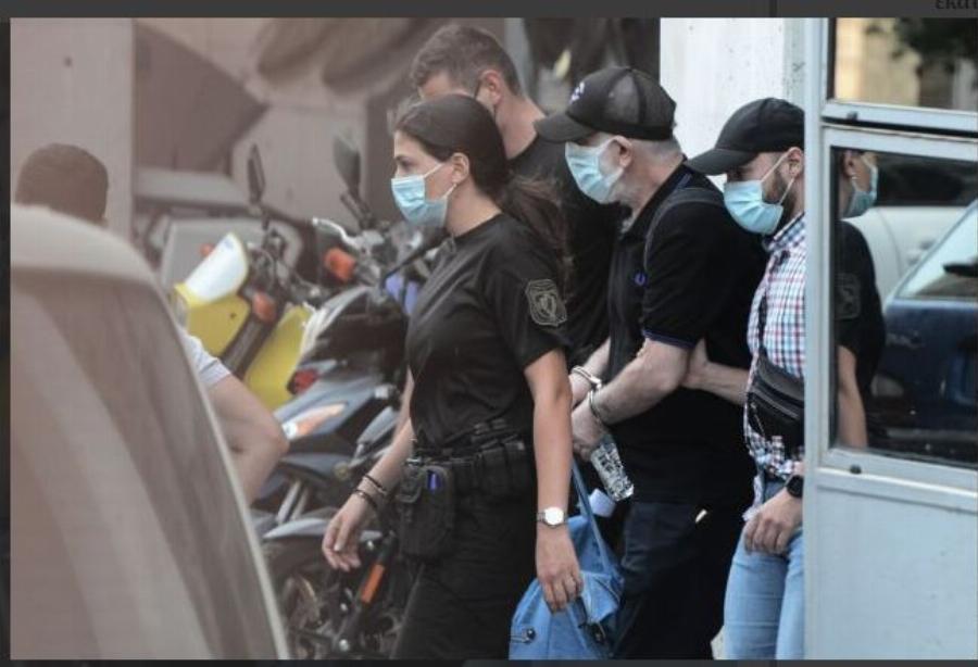 Φωτογραφίες που συγκλονίζουν: Για πρώτη φορά ο Πέτρος Φιλιππίδης φορώντας χειροπέδες