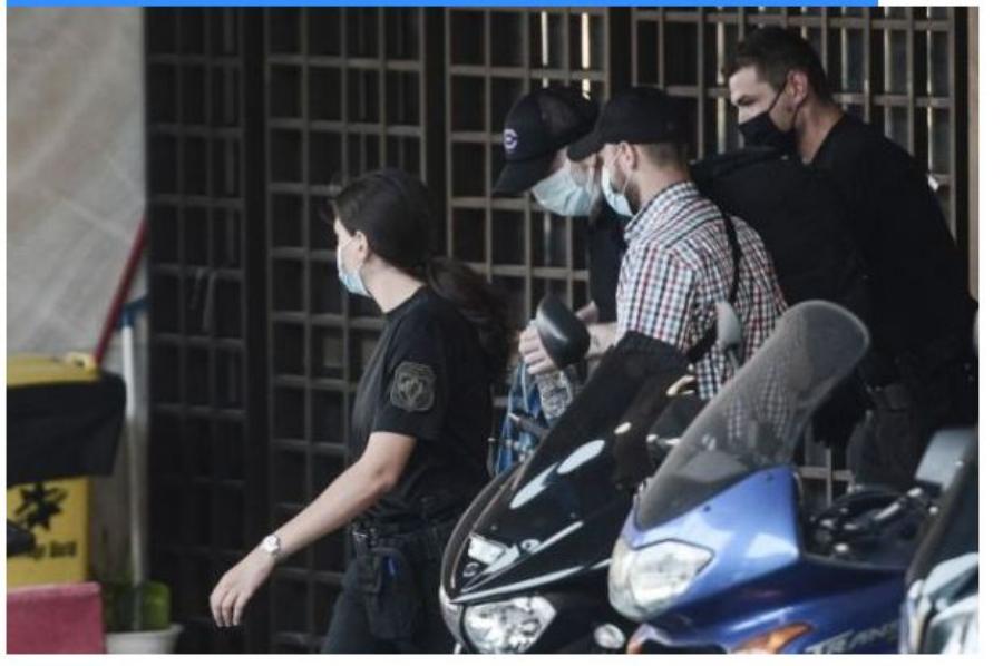 Φωτογραφίες που συγκλονίζουν: Για πρώτη φορά ο Πέτρος Φιλιππίδης φορώντας χειροπέδες