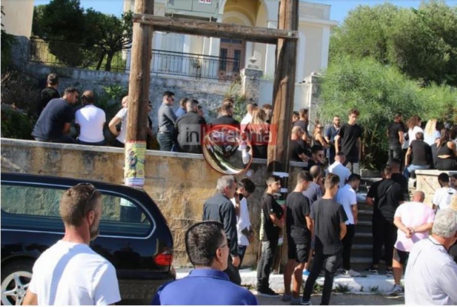 Θρηνεί η Κεφαλονία: Ασύλληπτος πόνος στην κηδεία του 20χρονου Παναγιώτη