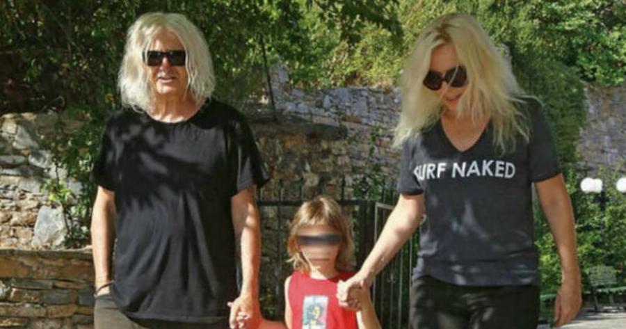 Αννίτα Πάνια – Νίκος Καρβέλας: Ο γιος τους μεγάλωσε και έχει βγάλει υβριστικά τραγούδια που έχουν γίνει viral