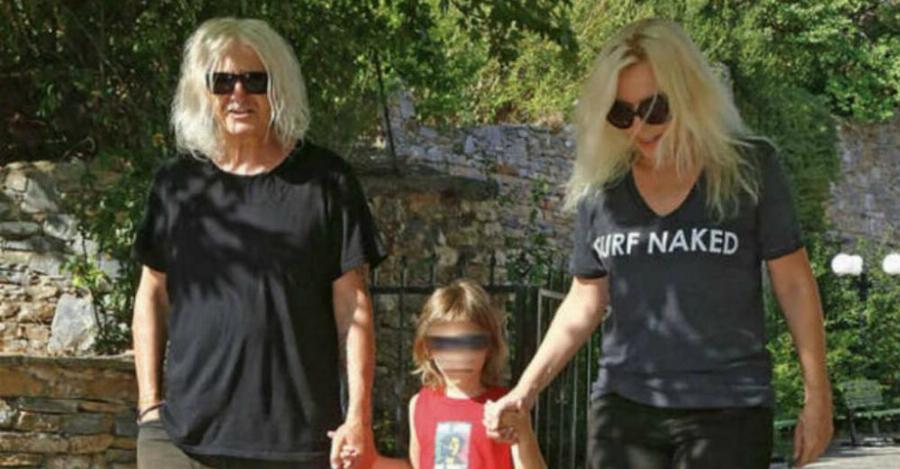 Αννίτα Πάνια – Νίκος Καρβέλας: Ο γιος τους μεγάλωσε και έχει βγάλει υβριστικά τραγούδια που έχουν γίνει viral