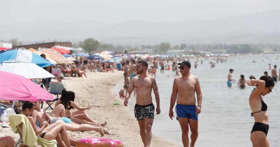 Μπουνιές για τις τσιρίδες στην παραλία-γονείς πιάστηκαν στα χέρια