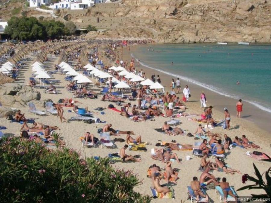 Μπουνιές για τις τσιρίδες στην παραλία-γονείς πιάστηκαν στα χέρια