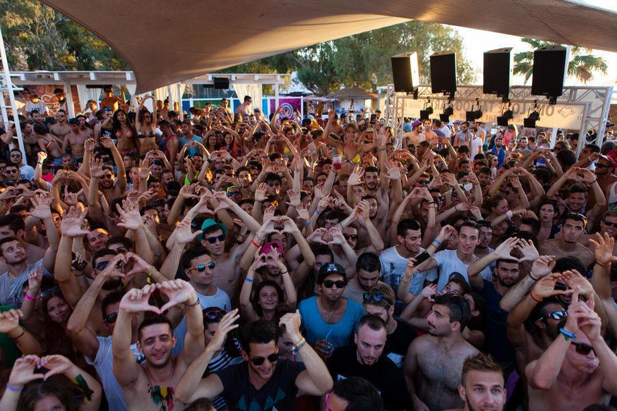 «Δεν θέλω να εμβολιαστώ» – Αμετανόητοι νέοι που αρρώστησαν στην Ίο λένε απίστευτες δικαιολογίες