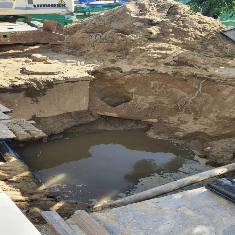 Μύκονος: «Έσκασε» η αποχέτευση εν μέσω σεζόν –Γέμισε λύματα ο Πλατύς Γιαλός